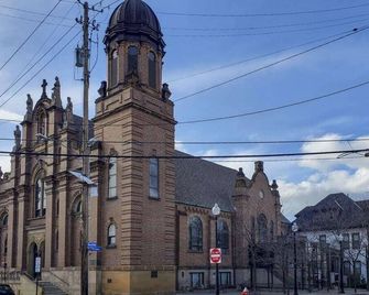 Updated Cleveland Apt: Heart of Little Italy! with Massage Chair & Hot Tub! - קליבלנד - בניין