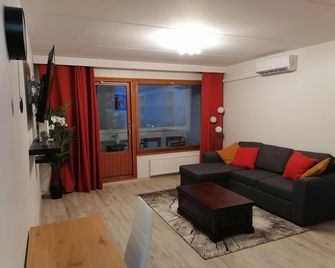 Keskustan kaksio parvekkeella, ilmastoitu. - Savonlinna - Olohuone