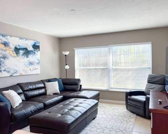 Contemporary 3 Bedroom Home in Dade City - Dade City - Sala de estar