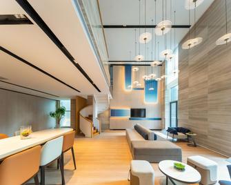 Holiday Inn Express Hangzhou Huanglong By IHG - Chang-čou - Obývací pokoj