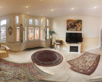 Beautiful Art Nouveau apartment in the heart of Wetzlar near Cathedral Square - Wetzlar - Living room