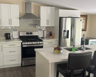 Private Boyne River Cottage- steps to great fishing - Alliston - Kitchen