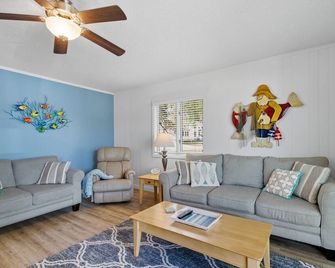 Updated Cottage - Prime Location - Clear Lake - Living room