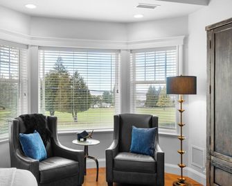 Luxury Oceanview Villa in the Heart of Qualicum Beach | Walk to Beach | Golf - Qualicum Beach - Huiskamer