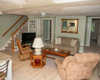 less than a mile from RWU, walking distance to downtown historic Bristol - Bristol - Living room