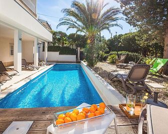 3 Bedroom Cozy Apartment In Makarska - Makarska - Piscina