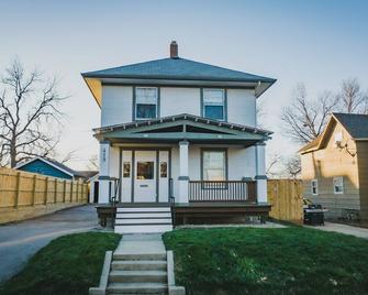 3 Min to downtown & Falls Park, 10 min to Airport - Clean King Bed Home - Sioux Falls - Building