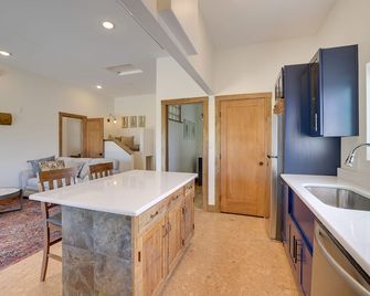 Hot Tub and Views Modern Home 15 Mi to Zion NP - Virgin