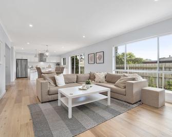 Rosebud Lovely House 2 - Mornington Peninsula 4 BR 3 Bath 2 story holiday house - BBQ - Beach - Hot spring - Rosebud - Living room