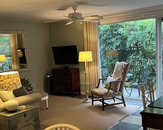 Cottage On Park Ave. Off-season pricing. - Thomasville - Wohnzimmer
