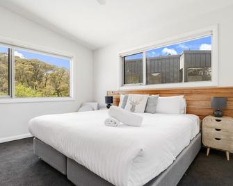 Stillwater Chalet B - Amazing Lakefront 2BR Chalet l BBQ l Gym l Tennis l Indoor Pool - Crackenback - Bedroom