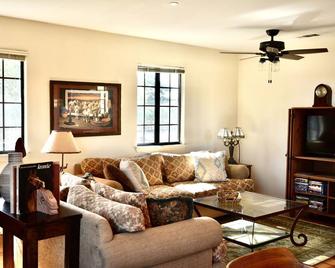 Walking distance to Los Olivos on working ranch in wine country. - Santa Ynez - Living room