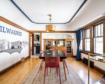 Charming Riverfront Home l 4 BR l King Beds I Free Parking I Outdoor Haven - Milwaukee - Comedor