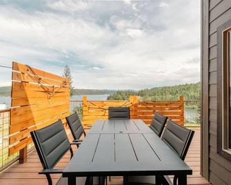 Peaceful Cd'A Lakeview house with kayaks, paddleboard, golf cart sleeps 6 - Worley - Balcón