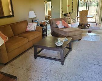 Style and Serenity 1 mile from downtown Palm Springs! - Palm Springs - Sala de estar