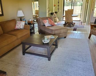 Style and Serenity 1 mile from downtown Palm Springs! - Palm Springs - Living room
