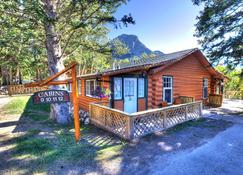 Overlander Mountain Lodge - Hinton - Building