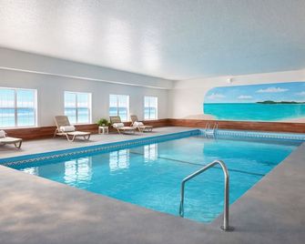 Iron Mountain Inn & Suites MI Us 2 - Iron Mountain - Piscina