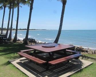 Tropical Beach Caravan Park - Bowen - Patio