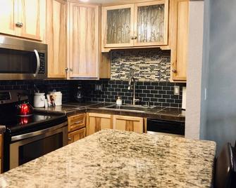 The Bear Dean: City Center Condo w/Wifi & Parking - McCall - Kitchen