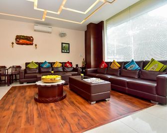 Ostin Zuri - Guntūr - Lounge