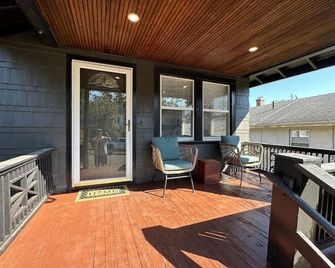 28 - Modern Bungalow - New Britain - Balcony