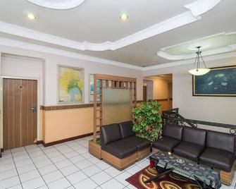Airy Tanjung Karang Raden Intan 114 Bandar Lampung - Bandar Lampung - Living room