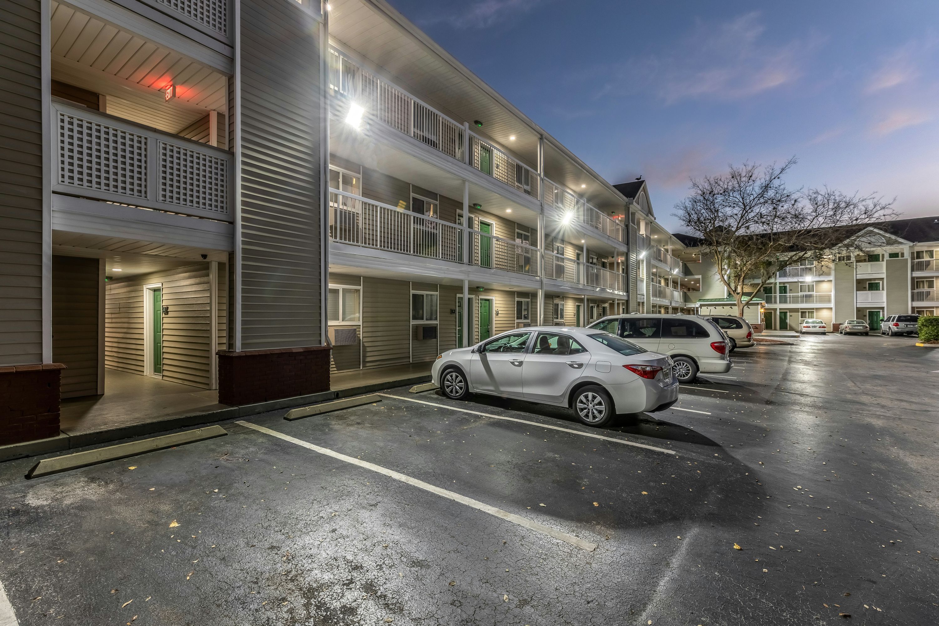 HomeTowne Studios by Red Roof Orlando - Casselberry - Casselberry - Rakennus