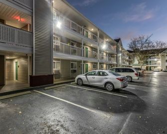 HomeTowne Studios by Red Roof Orlando - Casselberry - Casselberry - Building