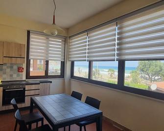 B&B Due Passi e il Mare - Castel di tusa - Comedor