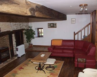 Modernised Farmhouse, Three Bedrooms, Quiet Secluded Garden, Wifi and Pet - Chéronnac - Living room