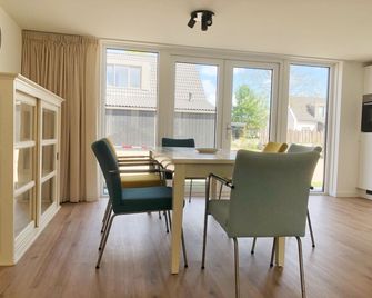 Chalet 557 op Recreatiepark De Wielen - Sint Maarten - Dining room