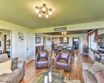 Waterfront Home ~ 6 Mi to Olympic National Park! - Port Angeles - Living room