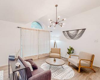 Happy Daze Home - Buda - Living room