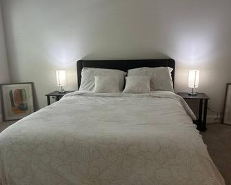 Cozy and private room in a gated community townhouse. - Duluth - Bedroom