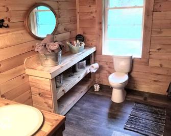 Pines Retreat Getaway - Cozy Cottage, Short walk to Lake Noquebay - Wausaukee