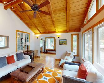 5-Acre wine country paradise with private pool, spa & bocce ball - Glen Ellen - Living room