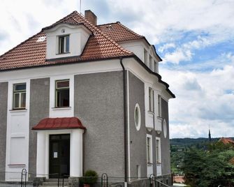 فيرست ريببليك فيلا - سسكي كروملوف - مبنى