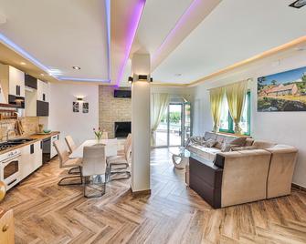 Three-Bedroom Holiday Home In Grab - Trilj
