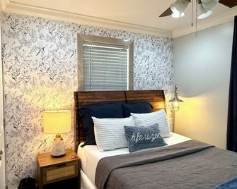 Charming 2-bedroom house with Laundry in lovely Baton Rouge - Baton Rouge - Bedroom