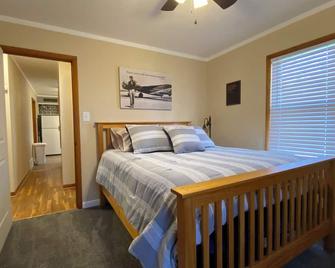 Charming 2-bedroom house in Atchison on quiet brick and tree lined street. - Atchison - Bedroom