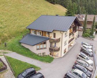Small, quiet double room - Pension-Appartements Bergkristall - Heiligenblut - Bâtiment