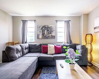 The Jungle Oasis - Columbus - Living room