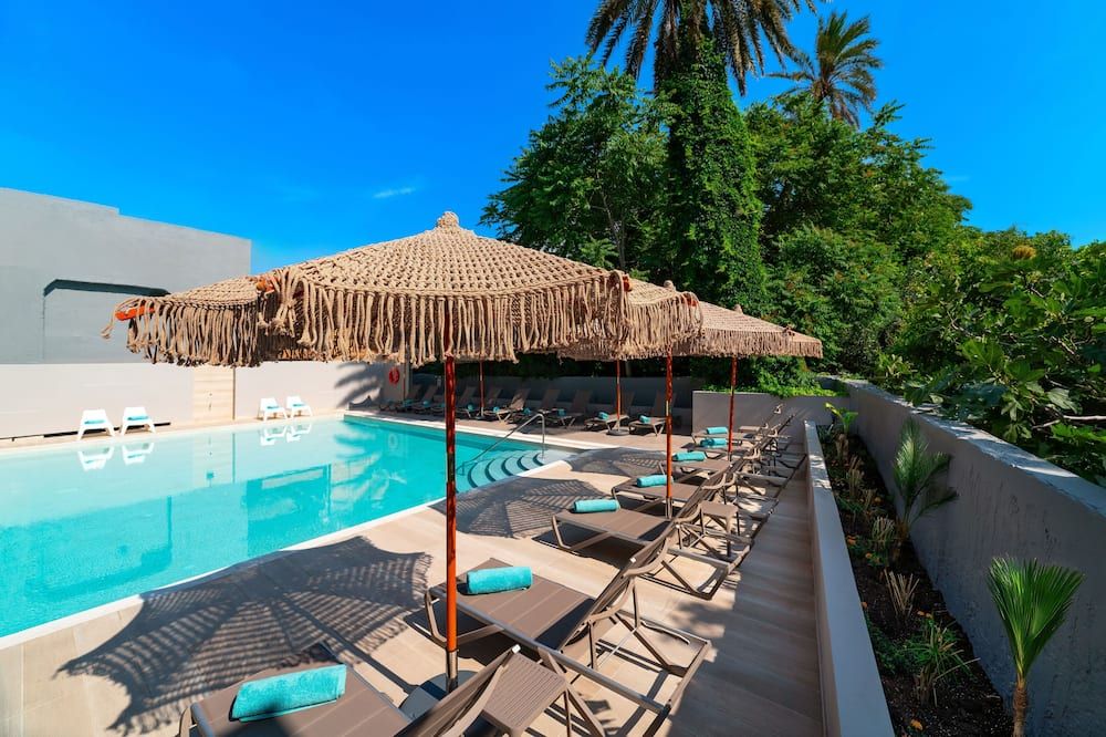 Amphitryon City Hotel