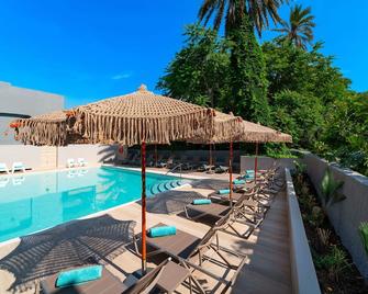 Amphitryon City Hotel - Rodas - Piscina