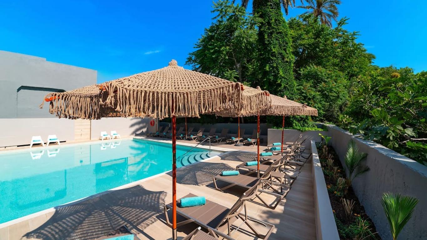 Amphitryon City Hotel