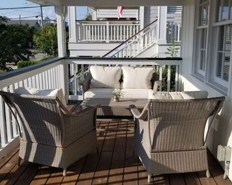 Prickly Pear Cottage, Upper Unit - 3 bedroom charmer on south Wrightsville Beach - Wrightsville Beach - Balcony