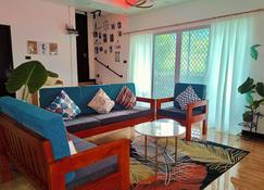 Bushis Crib Staycation Farmhouse - Canlaon - Living room