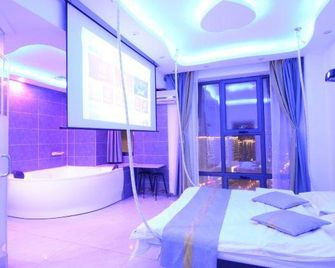 Weimeng Cinema Self-checkin Homestay (Shenbei University Town Tangxuan City Plaza) - Shenyang - Bedroom