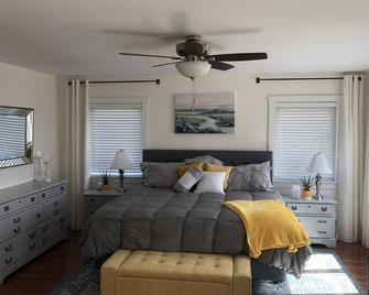 Beautiful Home with Many Activities (15mins from DOW Gardens and Whiting Forest) - Beaverton - Bedroom